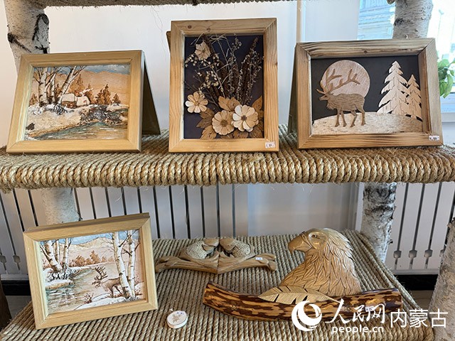 樺樹皮手工藝品。人民網(wǎng)記者 寇雅楠攝