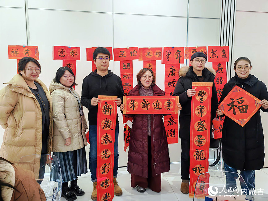 書法愛好者寫春聯(lián)、福字免費(fèi)送給市民，迎接傳統(tǒng)新春佳節(jié)。郝雪嬌攝