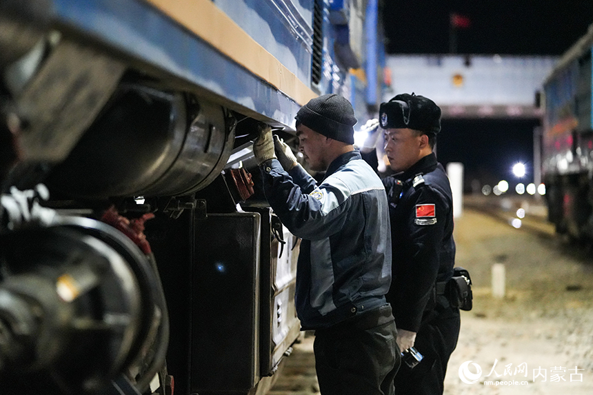 二連出入境邊防檢查站移民管理警察正在對(duì)夜間出境列車進(jìn)行查驗(yàn)。楊金燁攝
