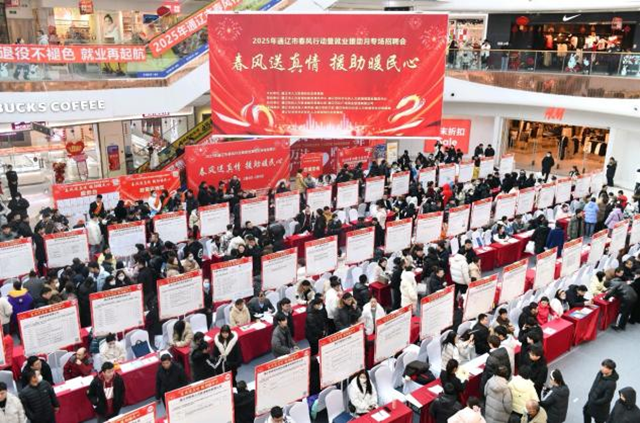 百姓家門(mén)口的招聘會(huì)。佟悅攝