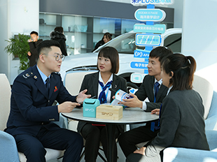 稅務(wù)局宣傳人員積極開展以舊換新稅務(wù)政策宣傳