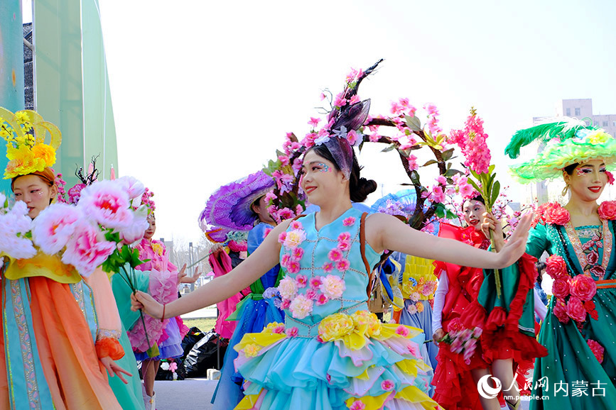 “花漾青城”2025呼和浩特賞花季系列文旅活動開幕式現(xiàn)場。人民網(wǎng)記者 劉藝琳攝