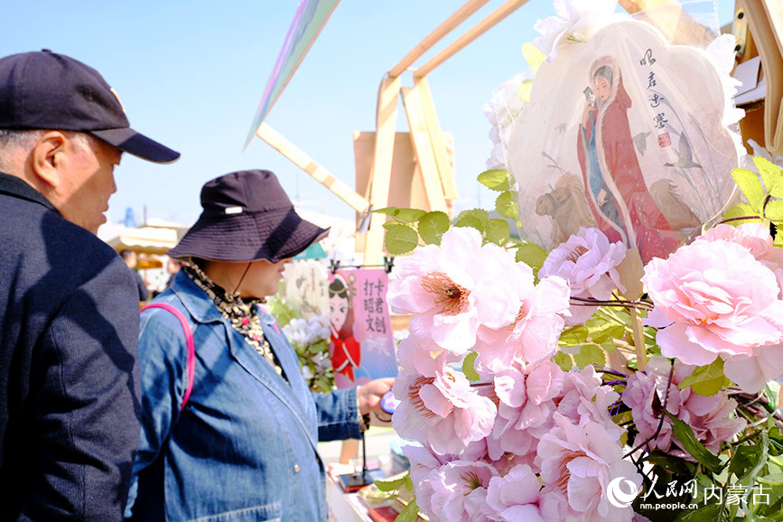 “花漾青城”2025呼和浩特賞花季系列文旅活動(dòng)開啟，市民正在參觀精品文創(chuàng)市集。人民網(wǎng)記者 劉藝琳攝