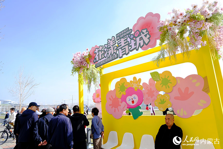 4月19日，呼和浩特市“開(kāi)往春天的巴士2.0”賞花公交專(zhuān)線運(yùn)營(yíng)。人民網(wǎng)記者 劉藝琳攝