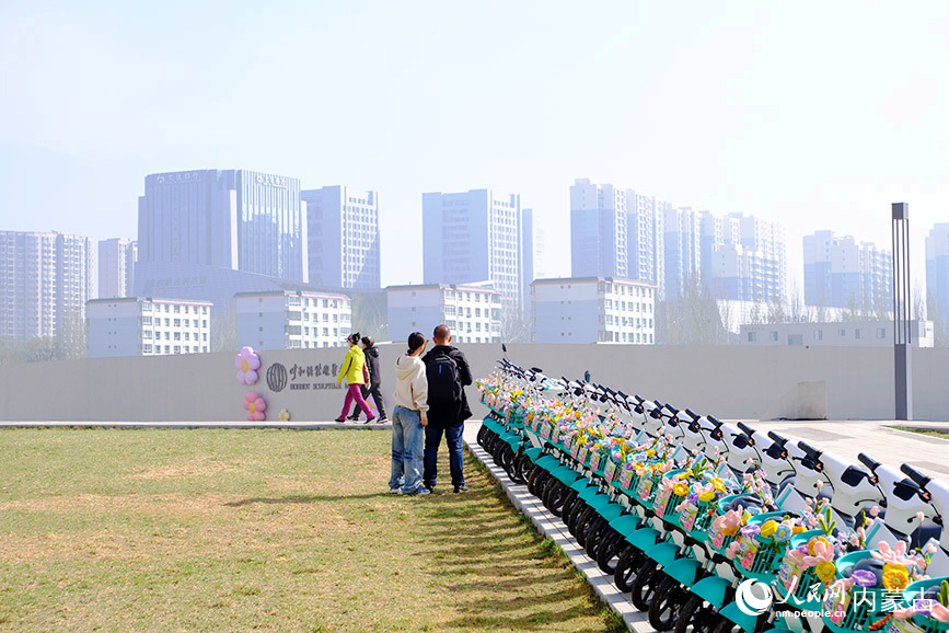 4月19日，呼和浩特市1000輛限定款春日主題賞花電單車與市民游客見面。人民網(wǎng)記者 劉藝琳攝