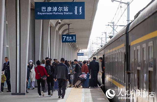 巴彥淖爾站旅客有序乘車。中國鐵路呼和浩特局集團有限公司供圖