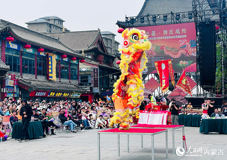 傳統(tǒng)南獅表演惟妙惟肖。實習生 劉瀛攝