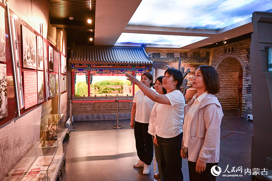 游客在老牛坡黨支部展館內(nèi)參觀。實(shí)習(xí)生 賈志紅攝