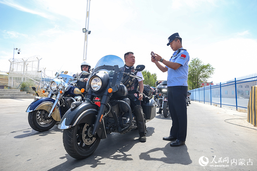 二連出入境邊防檢查站移民管理警察快速驗(yàn)放摩托車自駕旅游團(tuán)。郭鵬杰攝