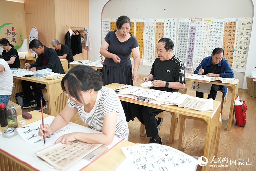 社區(qū)居民在社區(qū)的老年大學學習書法。人民網(wǎng)記者 苗陽攝