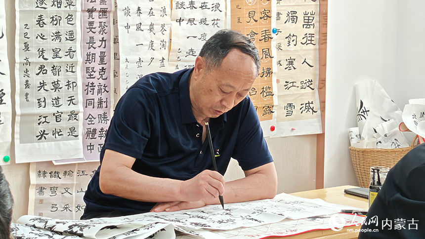社區(qū)居民在社區(qū)的老年大學(xué)學(xué)習(xí)書法。人民網(wǎng)記者 張雪冬攝