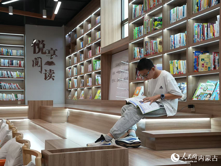 孩子在社區(qū)閱讀室閱讀書籍。人民網(wǎng)記者 張力洋攝