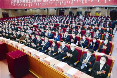 　在圓滿完成大會各項議程后，政協(xié)通遼市第六屆委員會第一次會議在市行政中心禮堂閉幕。記者 張啟民 攝