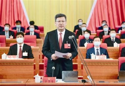 大會執(zhí)行主席、主席團常務(wù)主席孟憲東主持會議并講話。記者 張啟民 攝